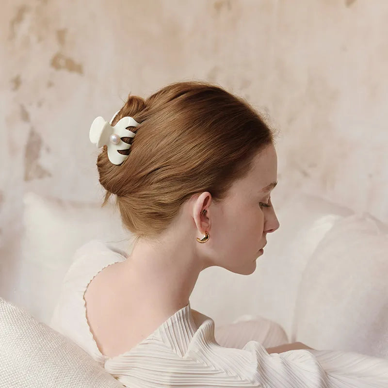 Alexandra Pearl Medium Hair Claw - EVITA PERONI OFFICIAL