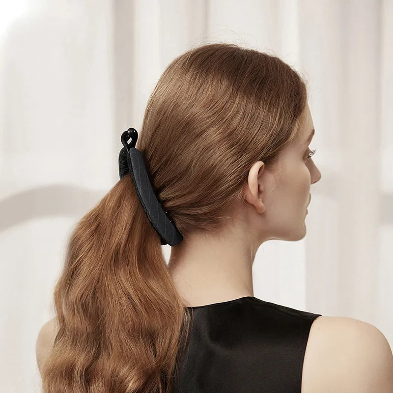 Maeve Banana Clip in Suiting Fabric - EVITA PERONI OFFICIAL